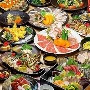种类繁多的菜肴，从肉类寿司到寿喜烧