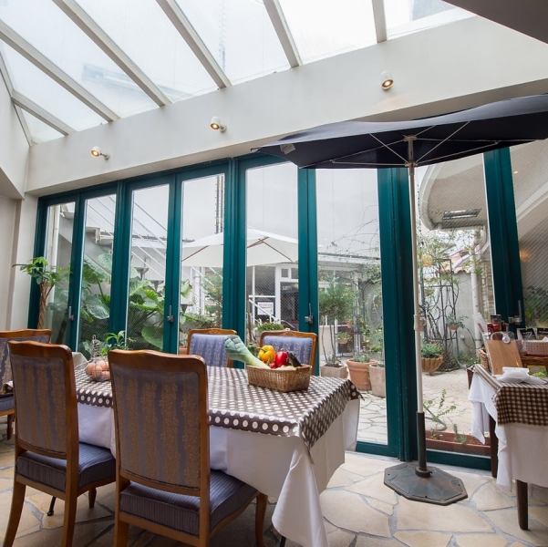 事前予約にて、半個室・貸切等可能な場合もございます。詳しくはご相談くださいませ。窓際や庭を望むテラス席もあり、静かな空間でゆったり過ごせます。デートや友人同士での利用に最適な落ち着きある雰囲気が魅力！心地よい時間を演出するため、細部まで配慮された空間づくりを行っています☆