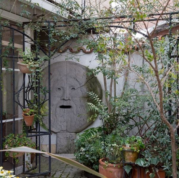 庭を望むテラスや落ち着いたインテリアが特徴の店内は、穏やかな空気に満ちています。伊豆の大自然を感じながらお食事を楽しめる贅沢な立地。アクセスも良いため、ご家族連れや観光帰りにも便利です！ドレッシングやソースにまでこだわるサービス精神でお客様をお迎えします◎