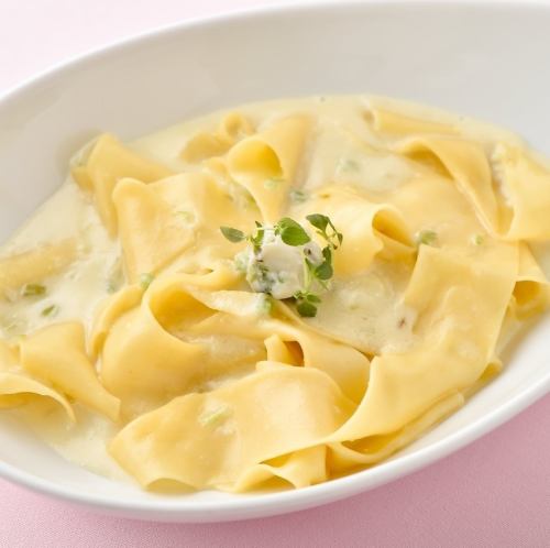 【10年以上続く秘伝のレシピ】他店では味わえない◆わさび漬けクリームパスタ1,485円(税込)