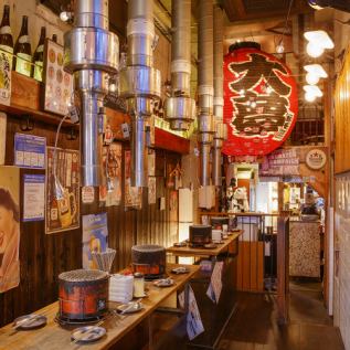 [1F] Standing seating is right at the entrance! Feel free to use it for one person up to 20 people! Standing seating offers great value charcoal-grilled yakiniku and drinks starting at ¥330.