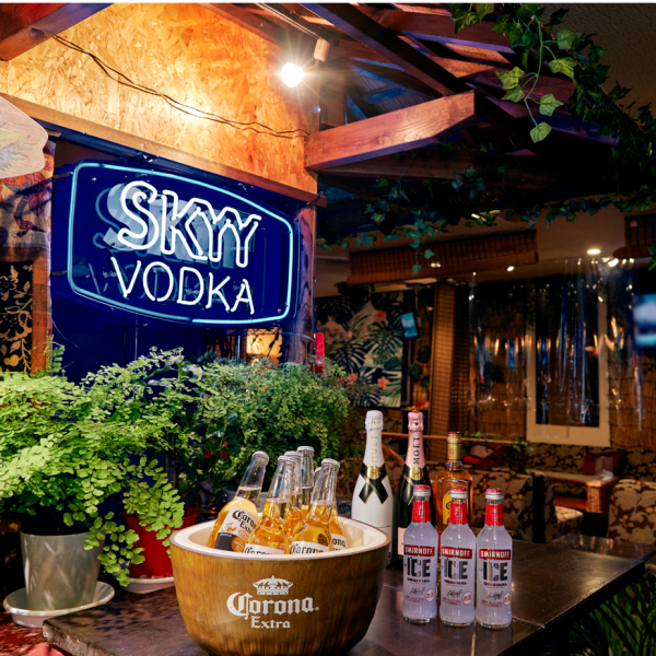 南国のリゾートを意識した解放感満載の空間♪ディナーでＢＢＱができるダイニングバーでお酒の種類も240種以上☆カフェとしてもバーとしてもご利用頂けます♪2日前までのご予約制で暖房完備・テントブース完備のＢＢＱも行っております！寒いなんて言わせません♪