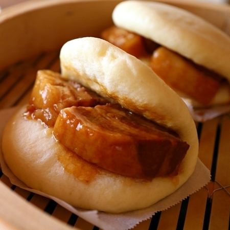 Stir-fried Beef with Black Pepper / Stir-fried Beef with Garlic Buds / Braised Pork with Skin / Braised Pork in Steamed Bread