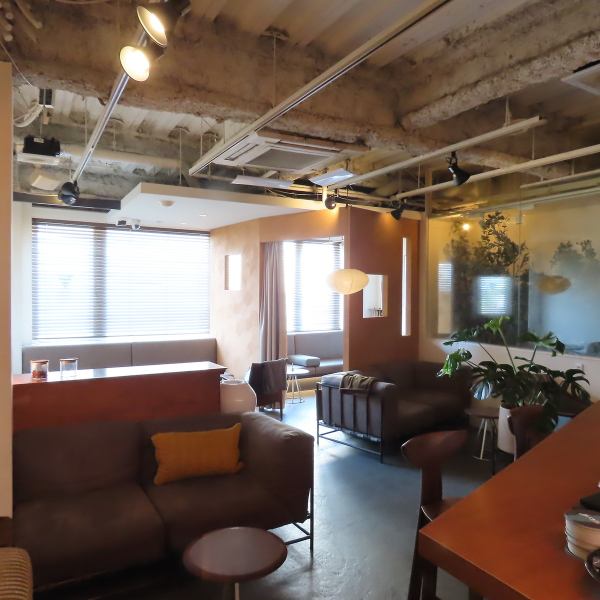 ◆～大人なひとり時間を～◆柔らかな灯りとビンテージ家具に包まれて、シーシャと向き合う贅沢なひととき。誰にも邪魔されない、自分だけの隠れ家がここに。月～木は24時、金・土・祝前日は29時まで営業しております。電源・WiFi・カウンターも完備しておりますのでいつでもフラッとお立ち寄りください。