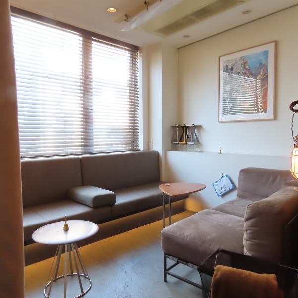 ◆～シーシャデートにも～◆ふたりの会話がしやすい、少し暗めな調光とくつろぎのソファ。ゆったりと流れる時間の中で、肩の力を抜いてシーシャを囲んで過ごす、ちょっと大人なデートに。言葉が少なくても心地よい、そんな時間がここにはあります。