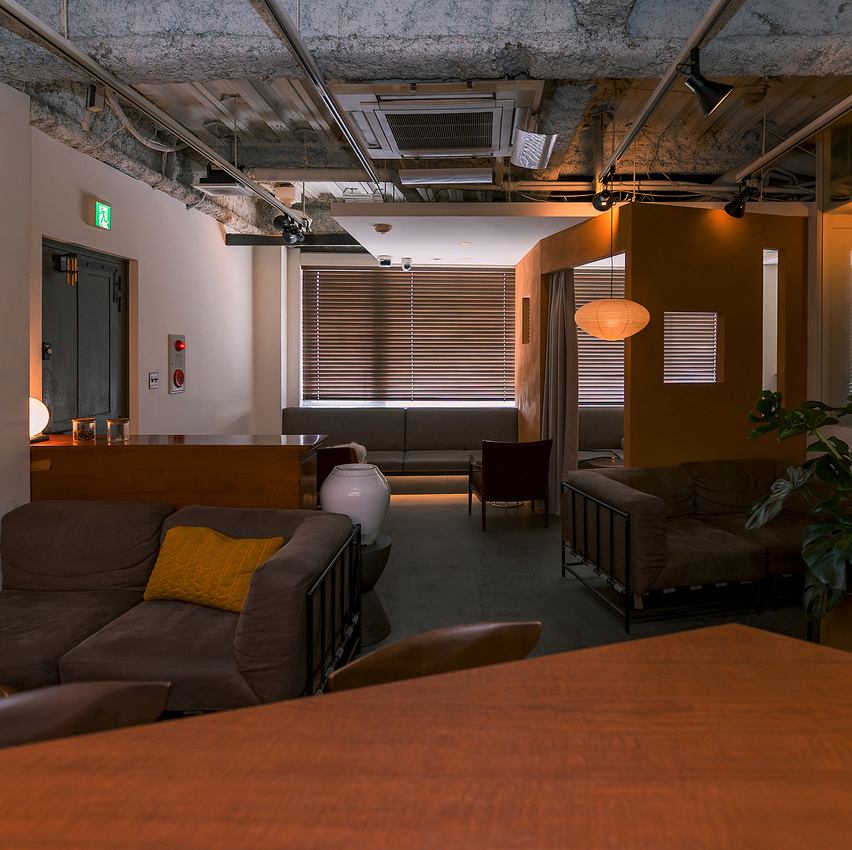 ビンテージ家具が並ぶ落ち着いた店内で、シーシャをお楽しみください。