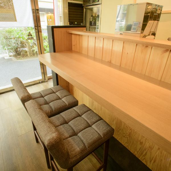 カウンター席は一人飲みにも二人飲みにもぴったり♪