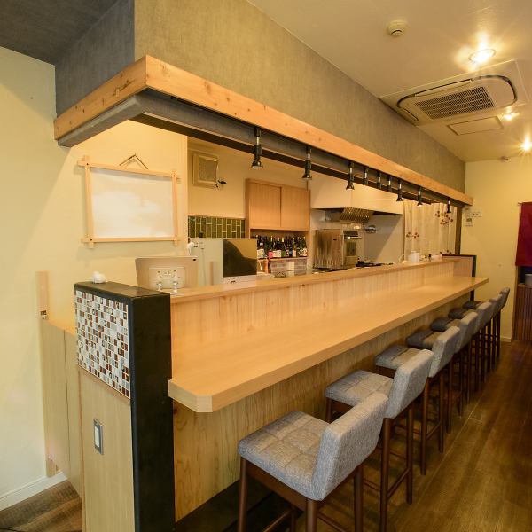 15席の店内ですが座席間はゆとりを設けており落ち着く時間を過ごせます。