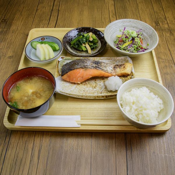 ランチには定食も♪(ランチ営業は1月以降の予定です)