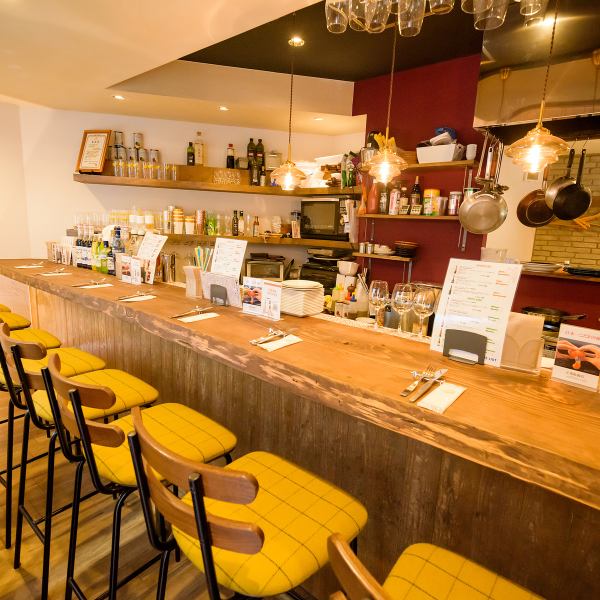 【川崎の落ち着いた隠れ家♪】仲見世通りの路地にひっそりと佇む当店は、背伸びしすぎない・大人なイタリアンバルです。カウンターはおひとりでも、友人はカップルでもOK!！落ち着いてご利用いただけます。店内の奥にはテーブルもご用意♪女子会や宴会などにも、ピッタリです。