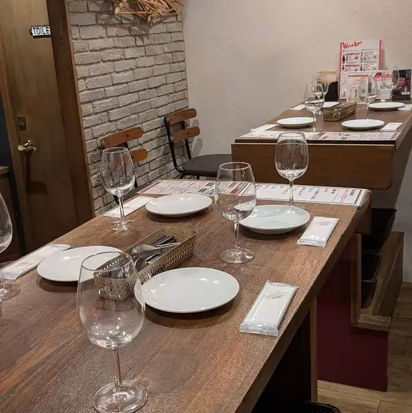 【宴会大歓迎!貸切も◎】落ち着きあるおしゃれな空間で、宴会や飲み会をお楽しみいただけます♪8名から13名までのテーブル貸し切りございます!店舗貸し切りは最大21名様までご利用可能です。お気軽にご相談くださいませ。