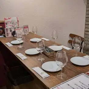 【餐桌座位】歡迎團體預訂和私人活動！請隨時與我們聯繫！