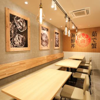 ご家族や仲の良い友人同士での女子会にぴったりのスペースです。低価格な蟹ラーメンから豪華なかに丼まで、シェアして楽しむのもおすすめ!「美味しいね!」と笑顔が溢れるアットホームな雰囲気の中で、心ゆくまで新鮮な海鮮をご堪能ください。蟹の剥き方やおすすめの食べ方など、スタッフもお手伝いいたします♪