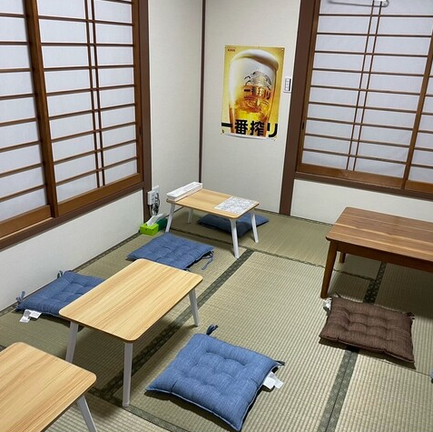 2階には、畳の個室お座敷席を完備しております！まるで自宅にいるかのようなプライベート空間で、周りに気兼ねすることなくお食事をお楽しみいただけます！お子様連れやご友人とのお食事、お誕生日会や会社宴会など幅広いシーンでご利用ください！4名様以上で「桶シャン」のご用意も可能です♪