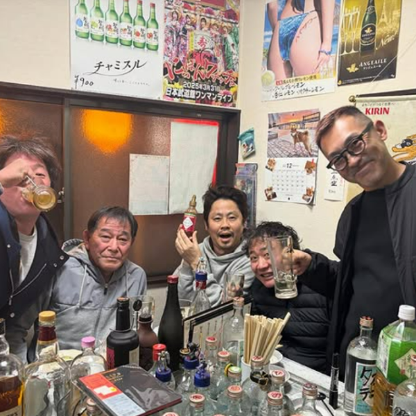 当店1階はカウンター席となっており、どこか懐かしさの感じるアットホームな空間♪店主との会話も楽しめる居心地の良い雰囲気の店内です♪お一人様でも気軽に立ち寄れるため、仕事帰りにサクッと飲みたい時にもぴったり!お立ち寄りの際はぜひ足をお運びください♪