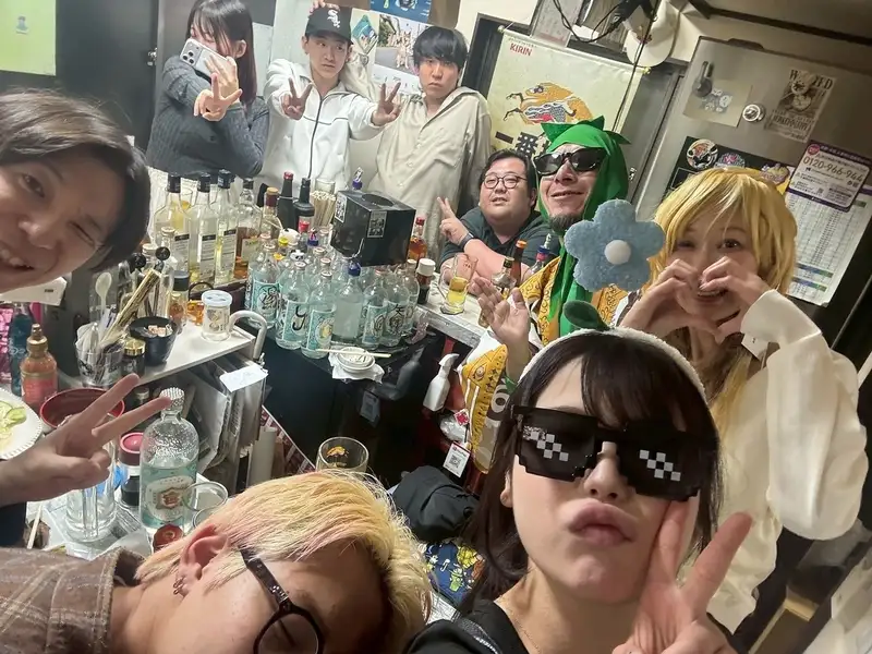 北千住で「落ち着いて飲める店」をお探しの方へ。当店は少数人数から、仕事帰りやご友人との飲みの場として多くご利用いただいております。名物の「おでん」と厳選した日本酒で、気兼ねなくゆったりとした時間をお過ごしください。