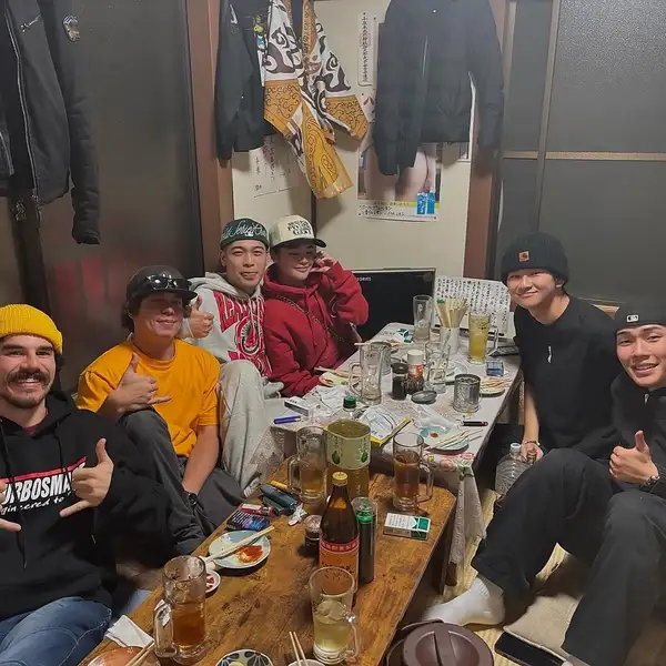 2階には、畳の個室お座敷席を完備しております！まるで自宅にいるかのようなプライベート空間で、周りに気兼ねすることなくお食事をお楽しみいただけます！お子様連れやご友人とのお食事、お誕生日会や会社宴会など幅広いシーンでご利用ください！4名様以上で「桶シャン」のご用意も可能です♪
