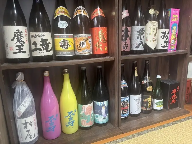 北千住「民家酒場 うさぎ亭」を彩る、圧巻の本格焼酎ラインナップ