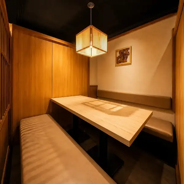 【5名個室1部屋・6名個室2部屋・8名個室1部屋】ご友人とのお食事や、ご家族でのお集まりに最適な4名様掛けのテーブル席をご用意しております。【鮨 梵凡 Osaka 難波/難波ディナー/大阪鮨/寿司好きな人と繋がりたい/本格江戸前寿司/大人の隠れ家/大阪グルメ/和食好き/記念日ディナー/ご褒美ごはん/カウンター寿司/職人技】