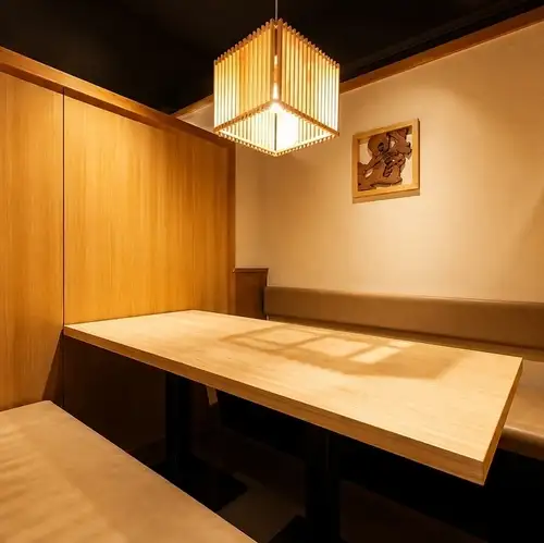 【5名様個室1部屋・6名様個室2部屋・8名様個室1部屋】ご友人とのお食事や、ご家族でのお集まりに最適な4名様掛けのテーブル席をご用意しております。【鮨 梵凡 Osaka 難波/難波ディナー/大阪鮨/寿司好きな人と繋がりたい/本格江戸前寿司/大人の隠れ家/大阪グルメ/和食好き/記念日ディナー/ご褒美ごはん/カウンター寿司】