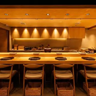 【カウンター席10席】職人の技を間近で見られる臨場感あふれるカウンター席は10席ご用意。お一人様やデートでのご利用におすすめです。【鮨 梵凡 Osaka 難波/難波ディナー/大阪鮨/寿司好きな人と繋がりたい/本格江戸前寿司/大人の隠れ家/大阪グルメ/和食好き/記念日ディナー/ご褒美ごはん/カウンター寿司/職人技】