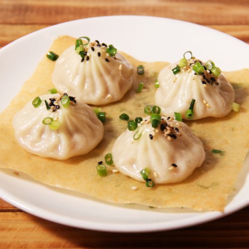 Specialty "Boiled xiaolongbao with feathers"