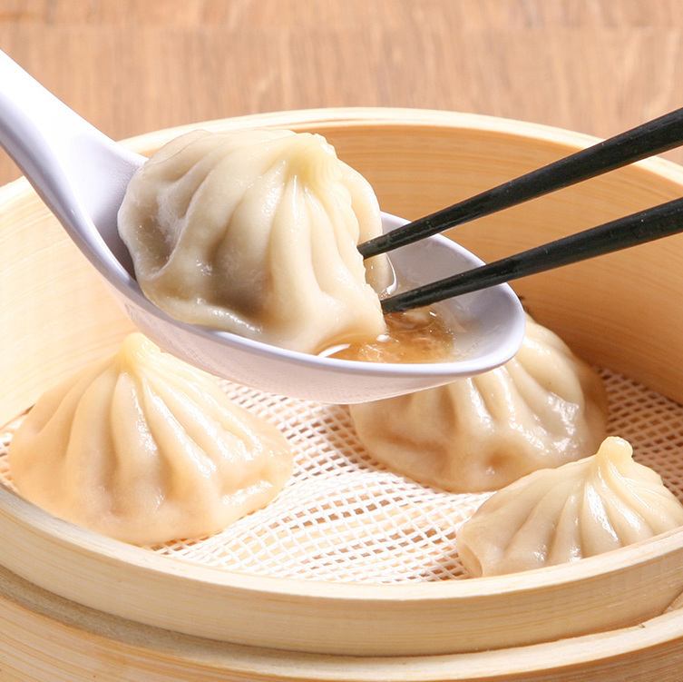 来自知名小笼包餐厅“京鼎楼”的全新精致“煎翅小笼包”!