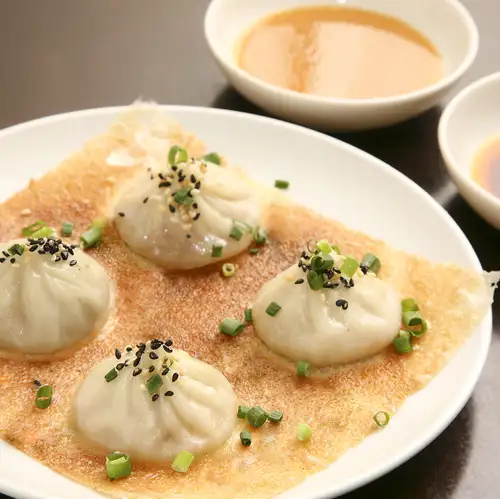 名物『羽根つき焼小籠包』