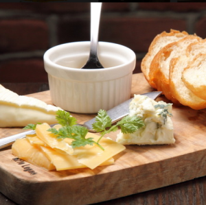 Montedrago's carefully selected 3 types of cheese (with baguette)