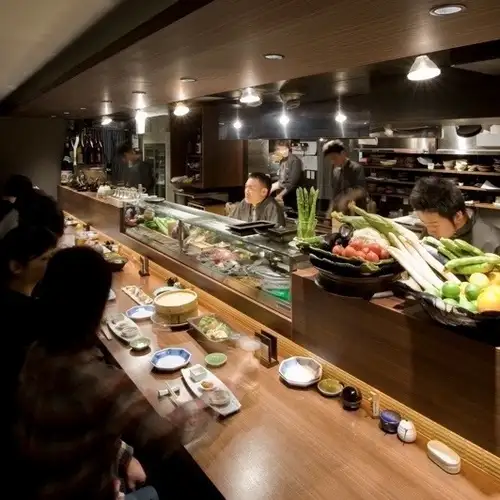 <p>【最大20名様の個室宴会可能】店内生簀を眺められるカウンター席、2名様~最大20名様までご利用可能なテーブル個室・掘り炬燵個室もございます。今日は美味しいご飯を食べたい・大切な方との記念日・接待・観光・ご宴会など、様々なシーンでご利用頂けます。お料理のみコースを6000円~。飲み放題付にご変更も可能です。</p>