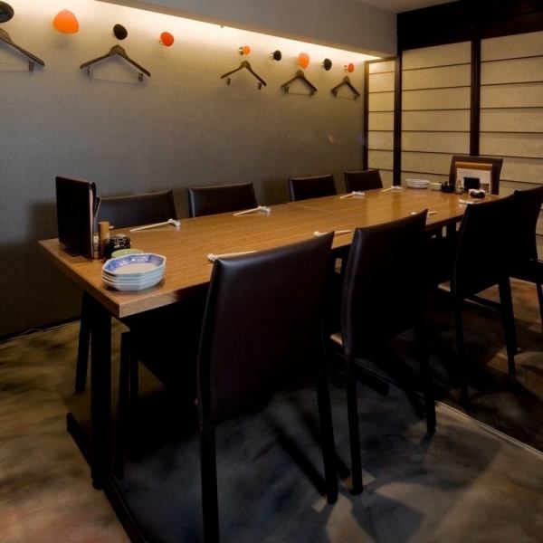 【個室完備】掘りごたつ個室、4名様×2卓・6名様×2卓。テーブル席個室、4名様×3卓・6名様×1卓。個室は最大20名様までの同一空間で宴会が可能。店内生簀が眺められる自慢のカウンター席は2名様×4卓。観光・ご宴会・接待などに是非お使いください。駐車場3台完備。