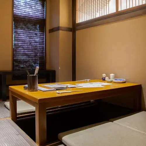 掘りごたつ席個室は4名様×2卓・6名様×2卓。広々空間でお子様連れにもピッタリです。