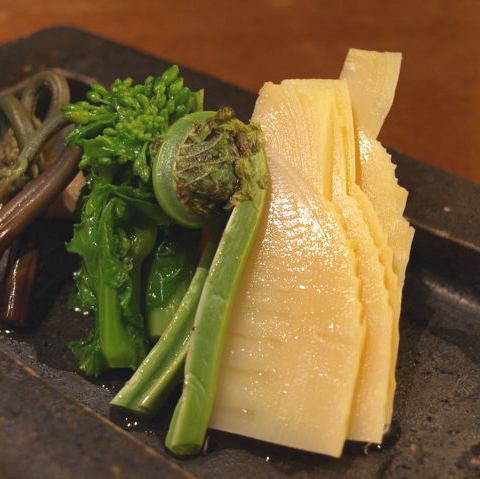 旬菜旬魚をテーマに、四季折々の味覚を一皿に。春野菜天ぷら・お浸し・季節の土鍋・旬魚のカマ塩焼など。