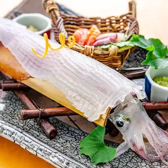 活きイカ姿造りと旬の博多名物コース｜8,800円