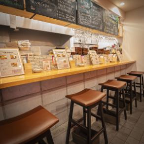 オープンキッチンの活気と、調理の香りが漂うライブ感が魅力の特等席です。お仕事帰りのサク飲みや、横並びで会話が弾むデート利用にも最適。