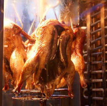 ボリューム満点！専用オーブンで焼き上げる《北京ダック》
