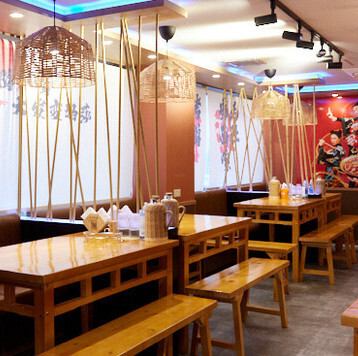 池袋駅北口から徒歩3分の当店は、お仕事・お買い物帰りのランチや夕食にぴったり！店内は明るく清潔感あふれる中華料理店。本格的な料理をリーズナブルにお楽しみいただけます。ご家族でのご利用やご友人とのお食事、ご宴会、ご接待、ご会食、大切な方とのお時間、お仕事帰りのご褒美にお立ち寄りください。