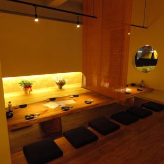 掘り炬燵のお席◎お洒落な店内はパーテーションで区切ることも可能です♪