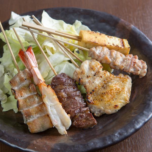 【저희 가게 인기 NO1!】 야채나 해물 고기의 전 9종으로 이루어진 새우 꼬치 세트 2000엔(부가세 포함)