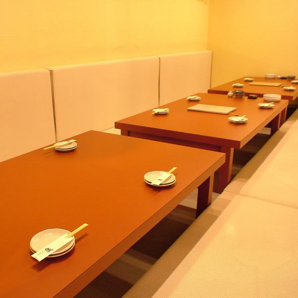 [1st floor private room with sunken kotatsu] The popular sunken kotatsu seats where you can relax comfortably can be used for banquets from 4 to 6 people up to a maximum of 20 people.We also have table seats with a luxurious atmosphere!