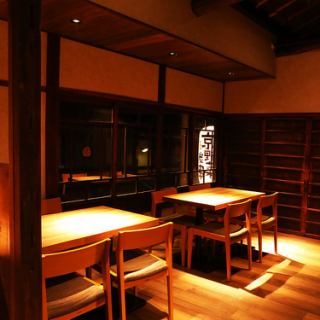 町家の骨格となる大きな梁が象徴的な2階客席は天井の高さと相まって圧倒的なスケール感があり開放的でゆったり趣を感じながら楽しんでいただけるここだけの特別な空間です。