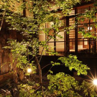 1階奥の縁側の向こうに広がる箱庭。ここで90年続いてきた景色を眺めながら歴史と趣を感じられる落ち着きのある席です。