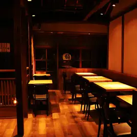 2Fテーブル席。スケルトンで仕上げた2階は天井がなく剥き出しの大きな梁が特徴的な開放感に溢れ、ゆったり過ごせる空間です。