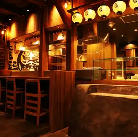 1階ど真ん中にある厨房を取り囲むカンター席は、作り手の臨場感を五感でお楽しみいただけます。