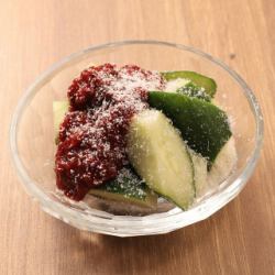 冷泡菜帕瑪森起司配黃瓜和大白菜