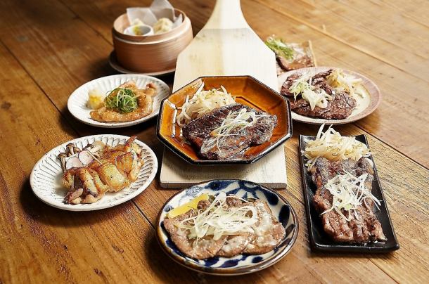 店の真ん中に陣取る大きなカウンターをメインに、町家の趣たっぷりの圧倒的に壮大な空間が拡がります。 カウンター限定で「掘返ヘラ」という大きなしゃもじを使って、料理のご提供いたしております。