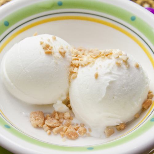 Coconut ice cream with peanuts