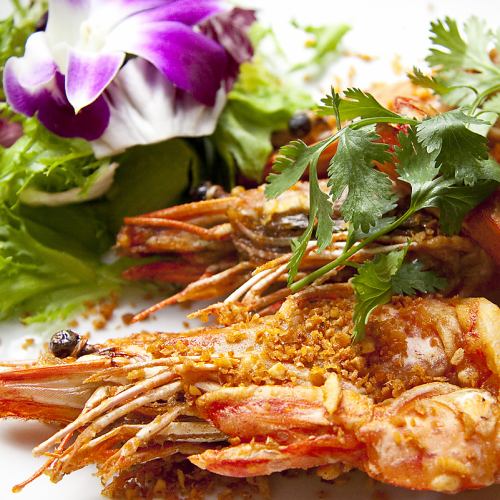 Garlic-flavored fried shrimp “Kung Toad Gatiam”