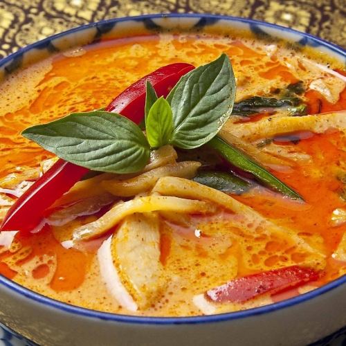 Gae Daeng Gai (chicken and bamboo shoot red curry)