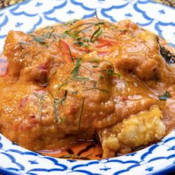 ふわふわ揚げ魚のレッドカレーソース